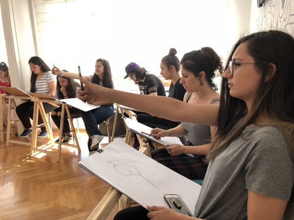 Güzel sanatlara hazırlık öğrencileri imgesel tasarım dersi yapıyor