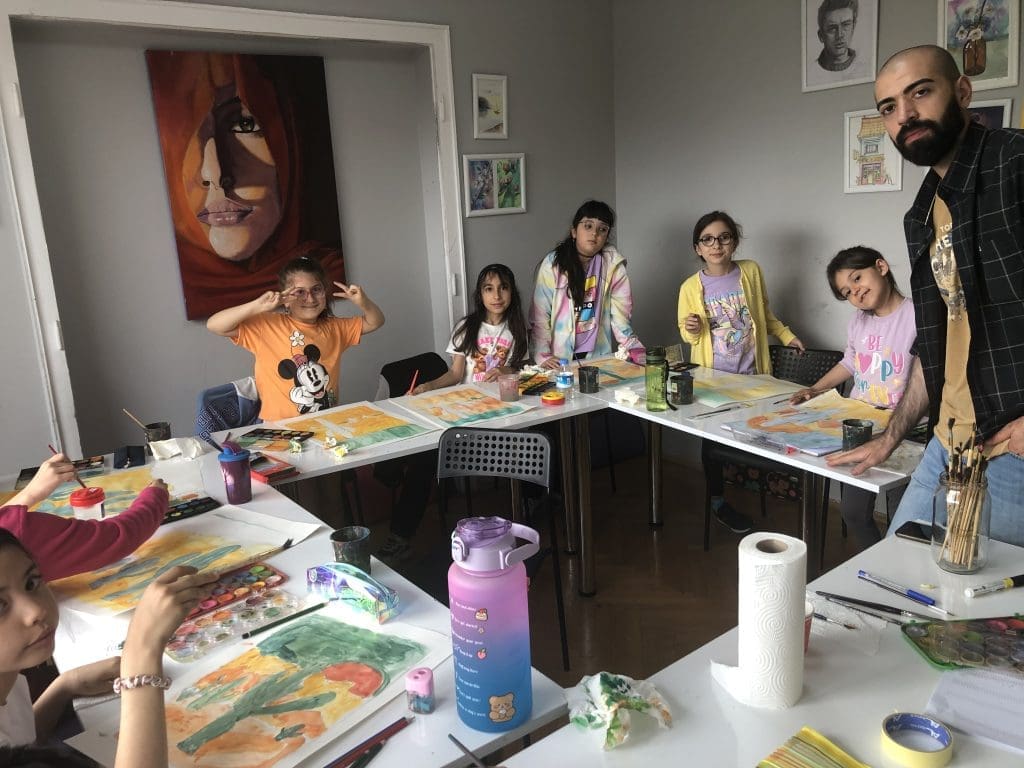 Çocuk resim kursunda öğrenciler renk ve çizim çalışması yapıyor
